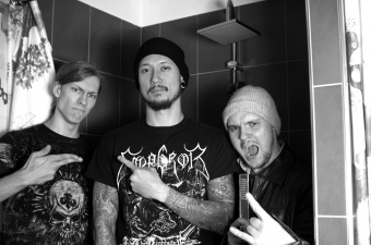 Metal Trails mit Matt Heafy (m.) von Trivium nach dem Interview in den Backstage-Duschen des Hamburger Docks.
