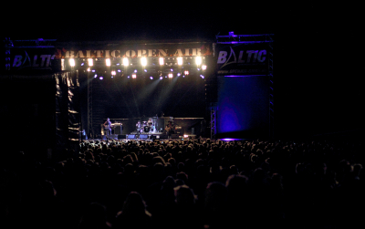Blick aus der Zuschauermenge auf die Bühne des Baltic Open Airs 2013.